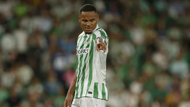 Companheiro de Vitor Roque no Betis, Natan brinca com trauma envolvendo o atacante: &lsquo;Quebrou meu nariz&rsquo;