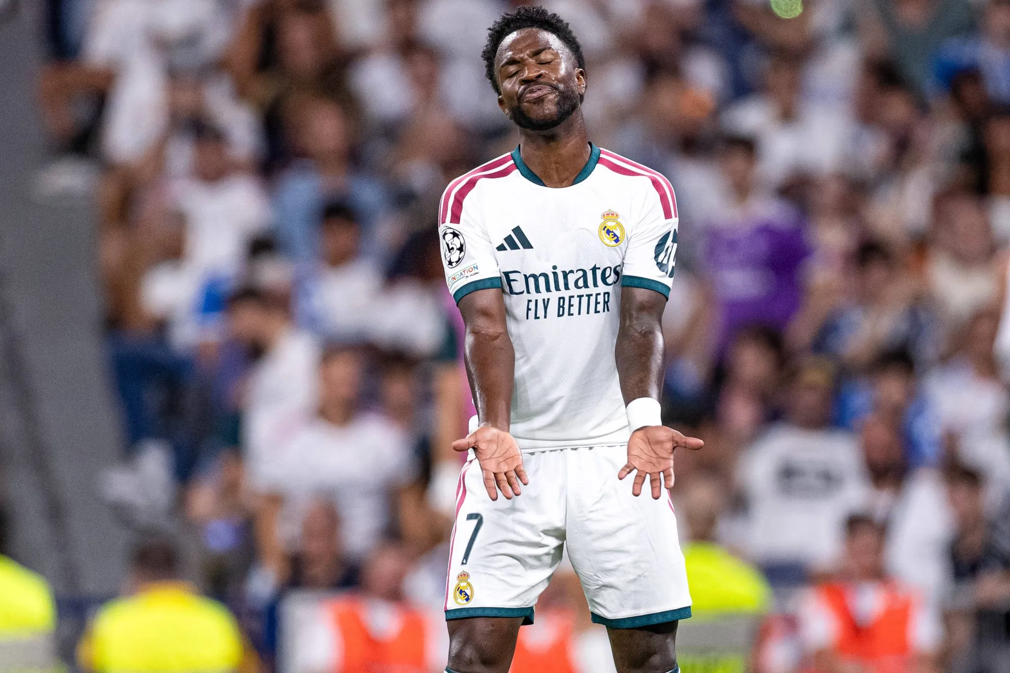 Vin&iacute;cius Junior se lamenta durante jogo do Real Madrid