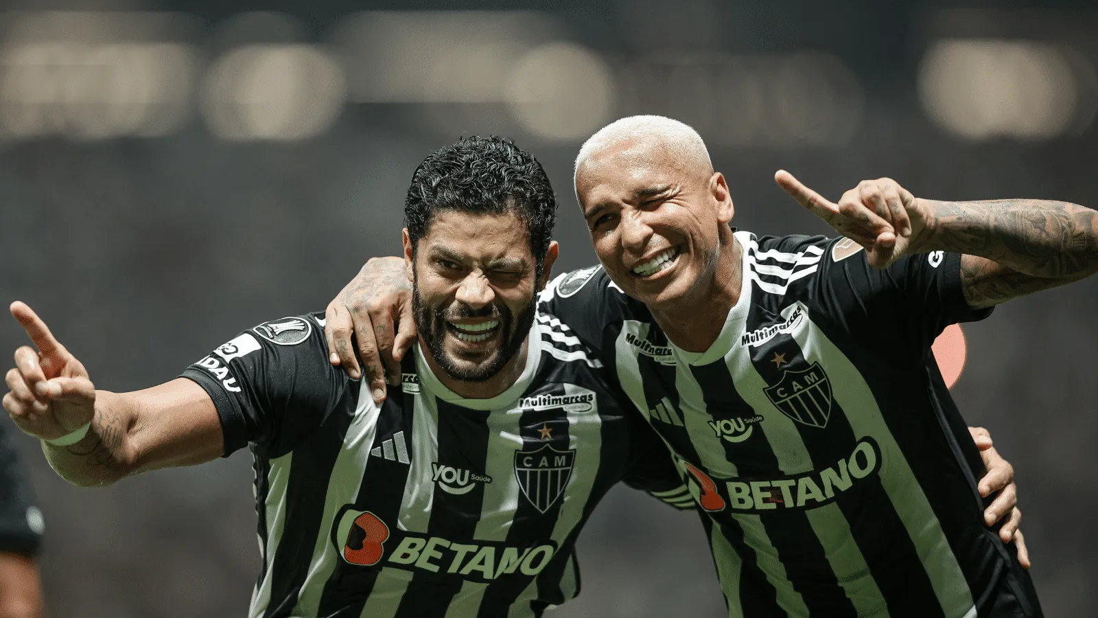 Hulk e Deyverson celebram gol contra o River