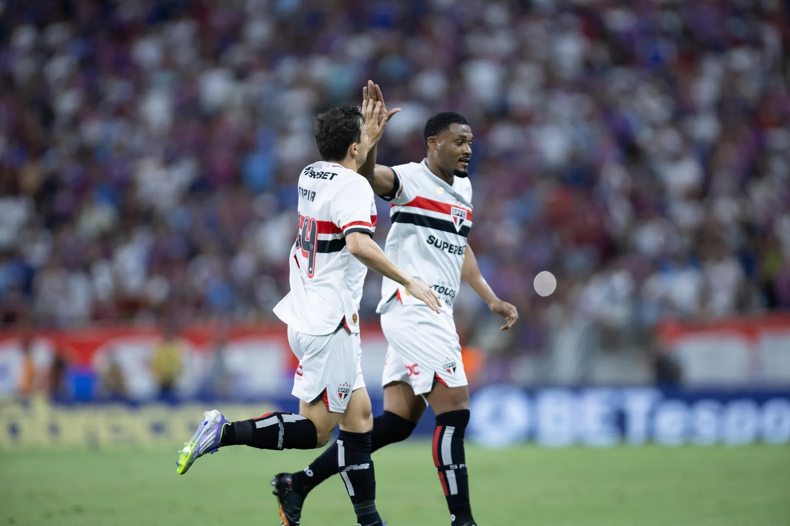 Tapia vibra com seu gol na vit&oacute;ria sobre o Fortaleza