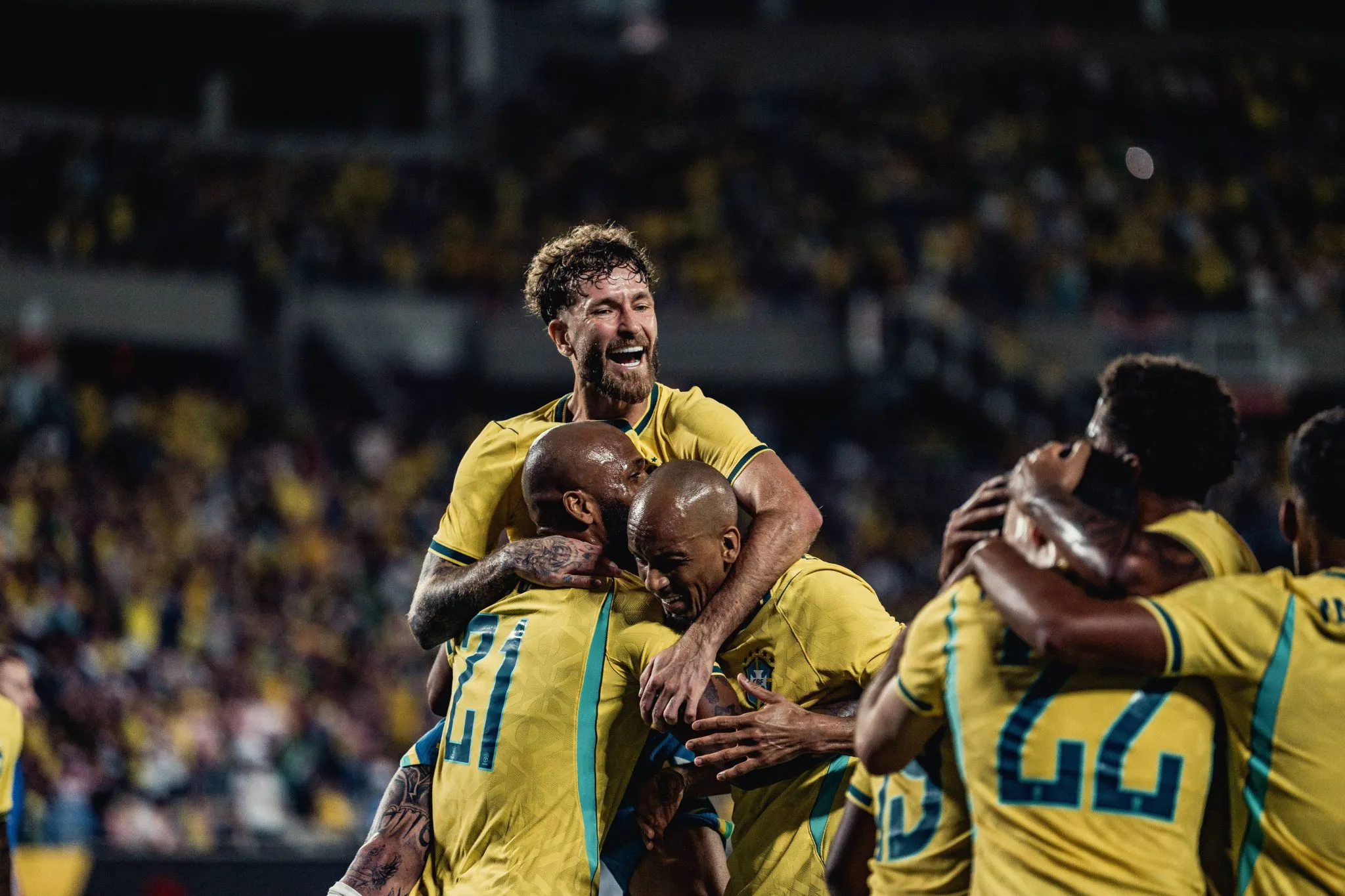 Jogadores do Brasil comemoram gol sobre a Cro&aacute;cia em amistoso