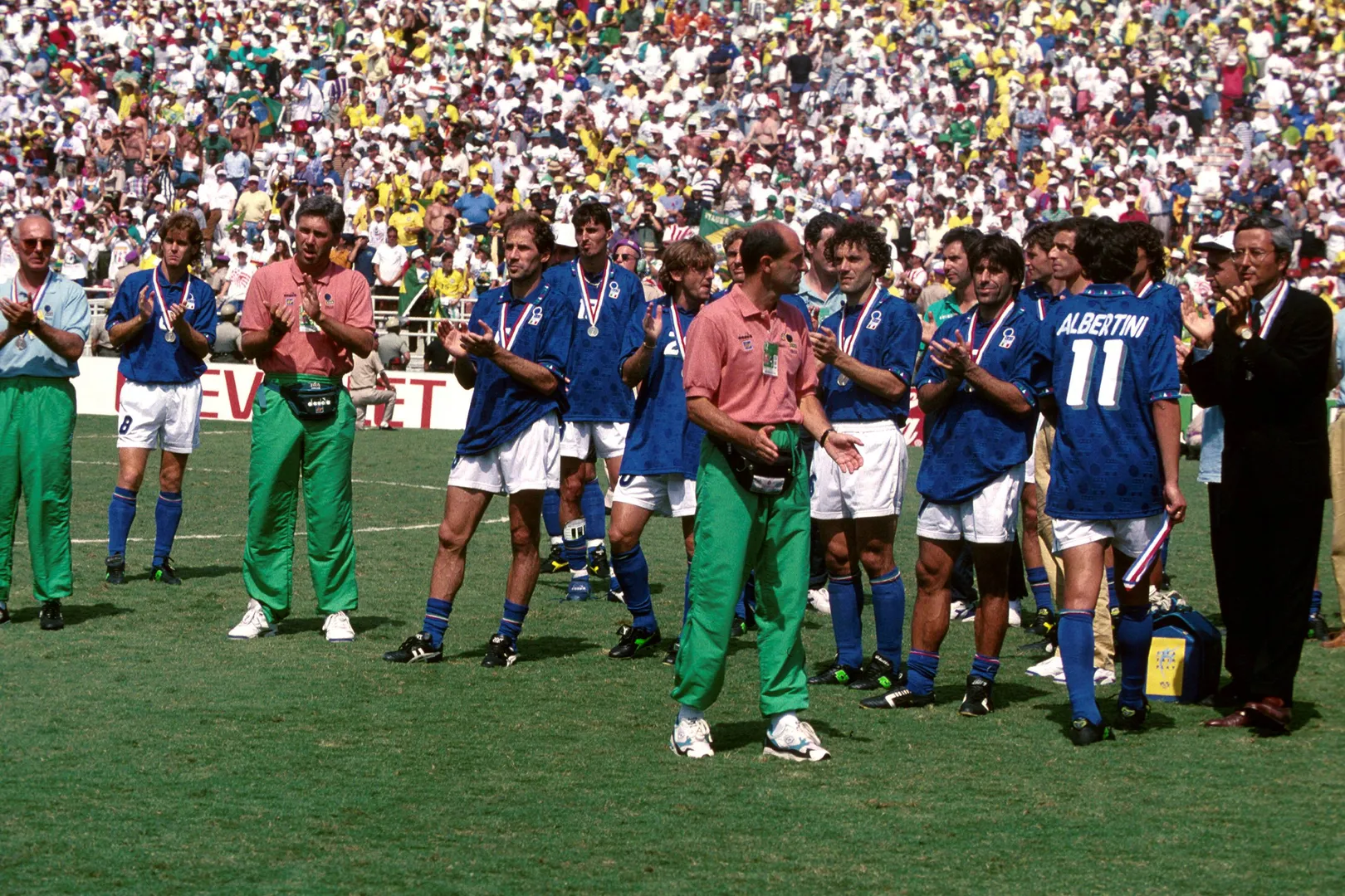 Ancelotti, de rosa, na esquerda ao fundo, lamenta a derrota na final da Copa do Mundo de 1994