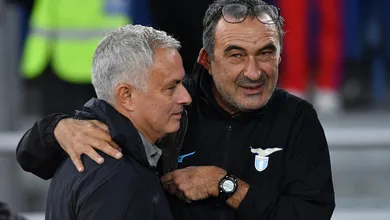 Como todo bom Lazio x Roma, o de domingo come&ccedil;ou antes e com duelo falastr&atilde;o entre Sarri e Mourinho