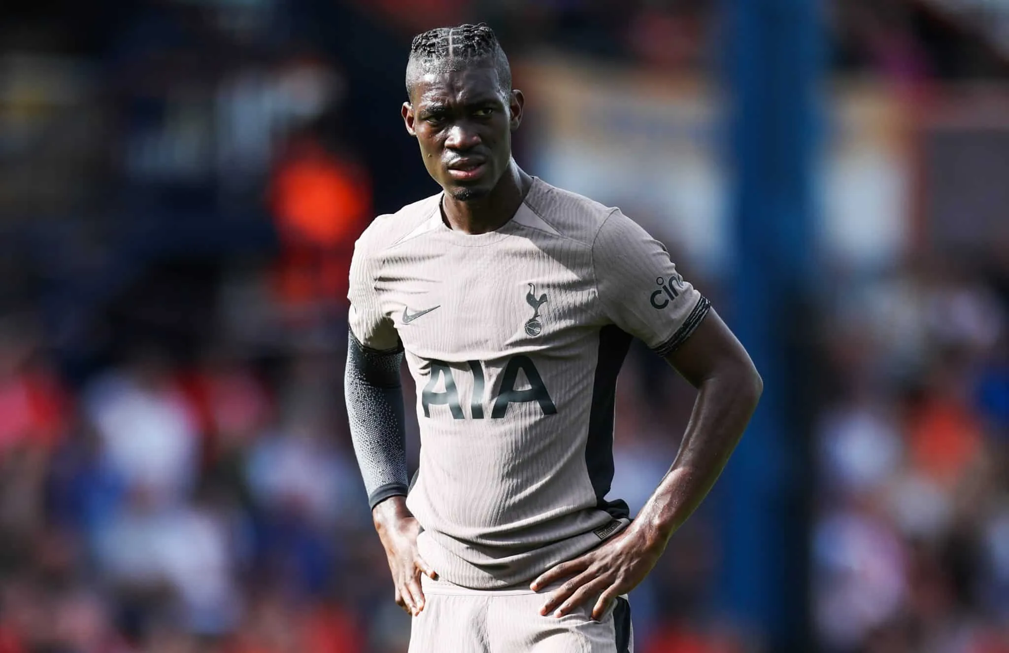 Jogador do Tottenham posta v&iacute;deo usando droga psicoativa e pode ter puni&ccedil;&atilde;o