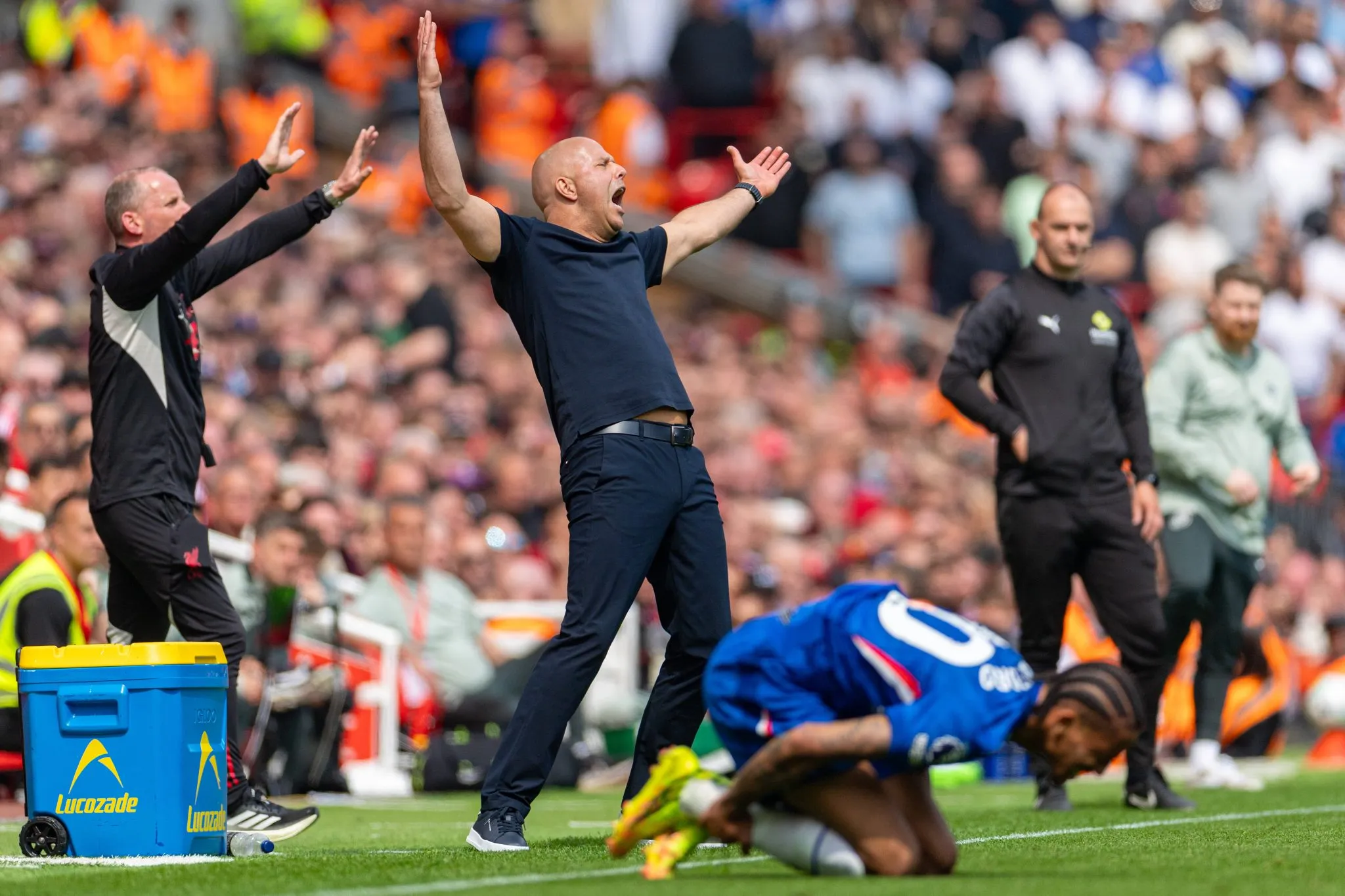 Arne Slot reclama durante Liverpool x Chelsea (Foto: Imago/Propaganda Photo)