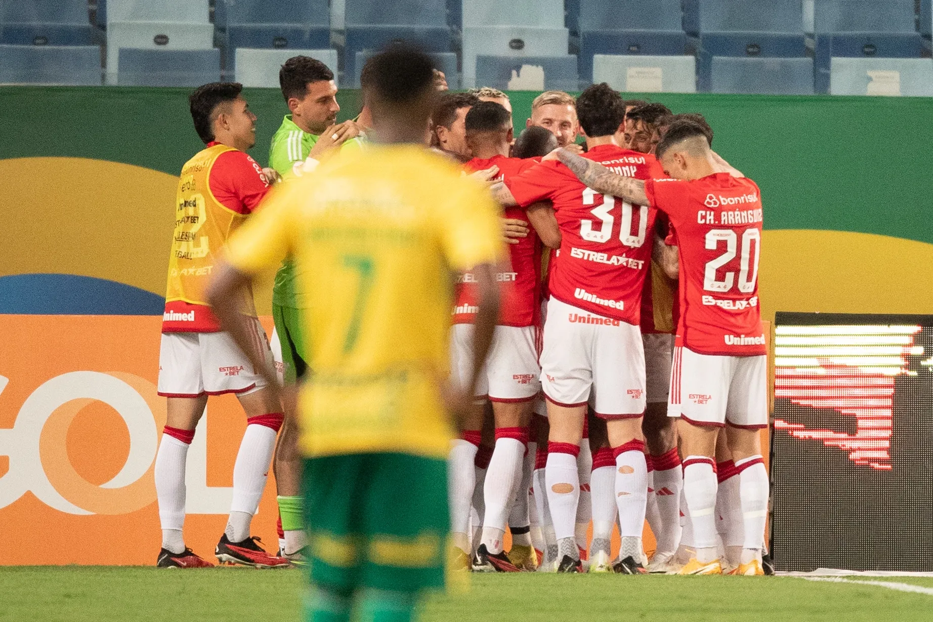 Estrat&eacute;gico, Internacional conquista vit&oacute;ria in&eacute;dita no calor de Cuiab&aacute; e garante vaga na Sul-Americana