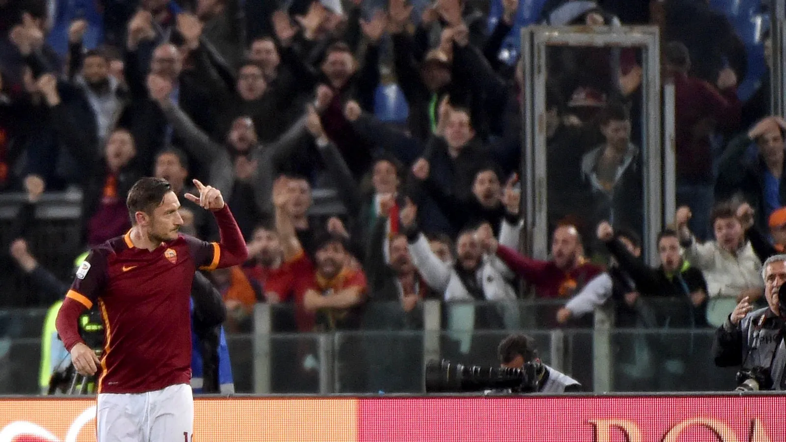 &Eacute;pico de Totti fez narrador chorar ao vivo e rendeu tributos de outras lendas do calcio