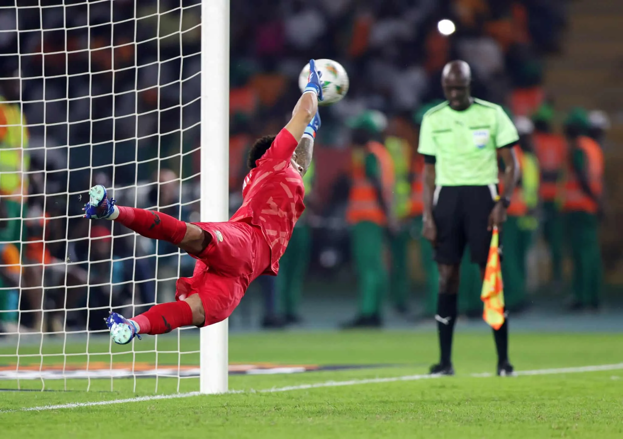 Willians tem noite m&aacute;gica, pega quatro p&ecirc;naltis e classifica a &Aacute;frica do Sul para a semifinal da Copa Africana de Na&ccedil;&otilde;es