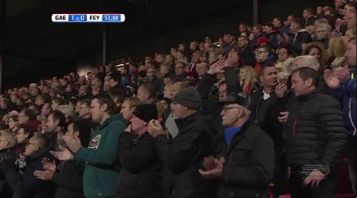 Linda cena: Torcida do Go Ahead Eagles homenageia m&atilde;e de jogador do Feyenoord, falecida dias antes