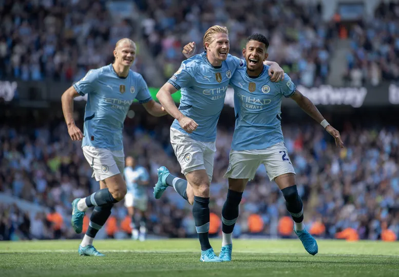Savinho celebra gol pelo Manchester City com Kevin De Bruyne e Haaland
