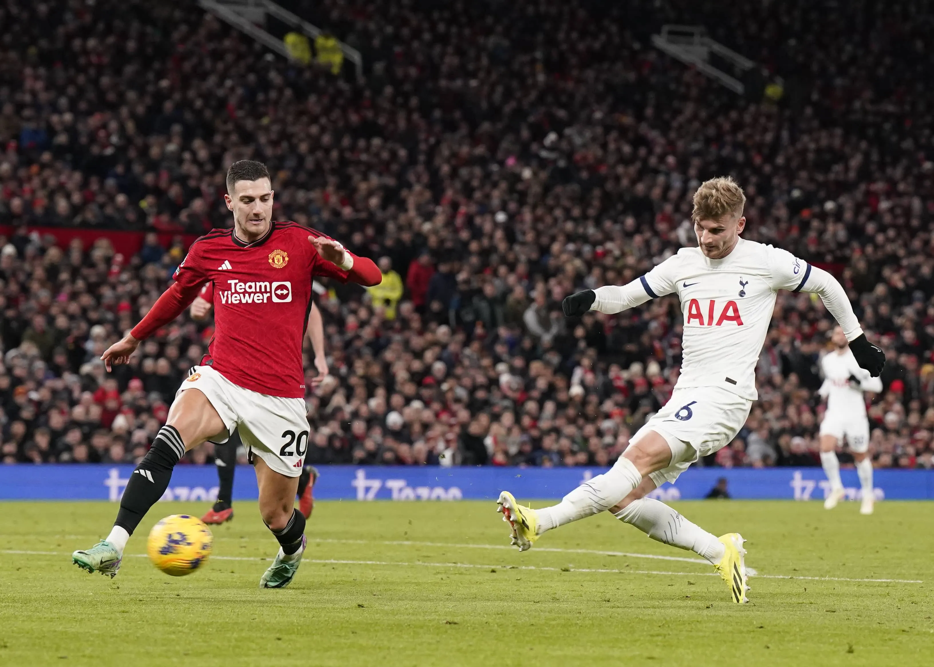 Foi um show de gola&ccedil;os, mas faltou um vencedor para Manchester United e Tottenham