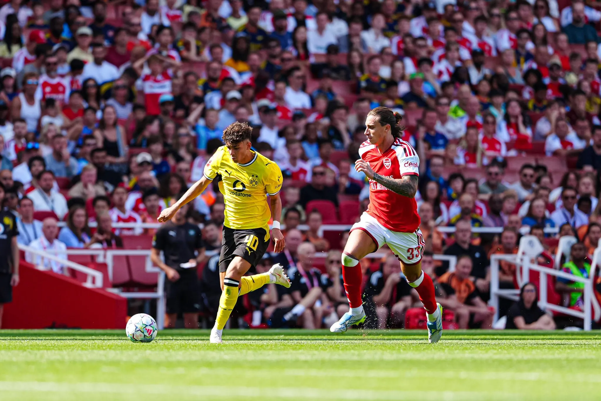Samuele Inacio e Riccardo Calafiori durante Dortmund x Arsenal