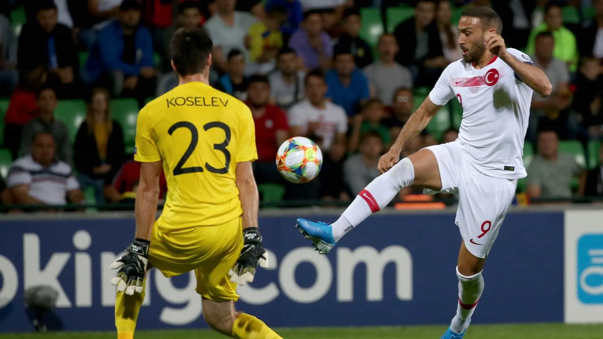 Tosun chapelou o goleiro e abriu a vit&oacute;ria tranquila da Turquia com uma pintura