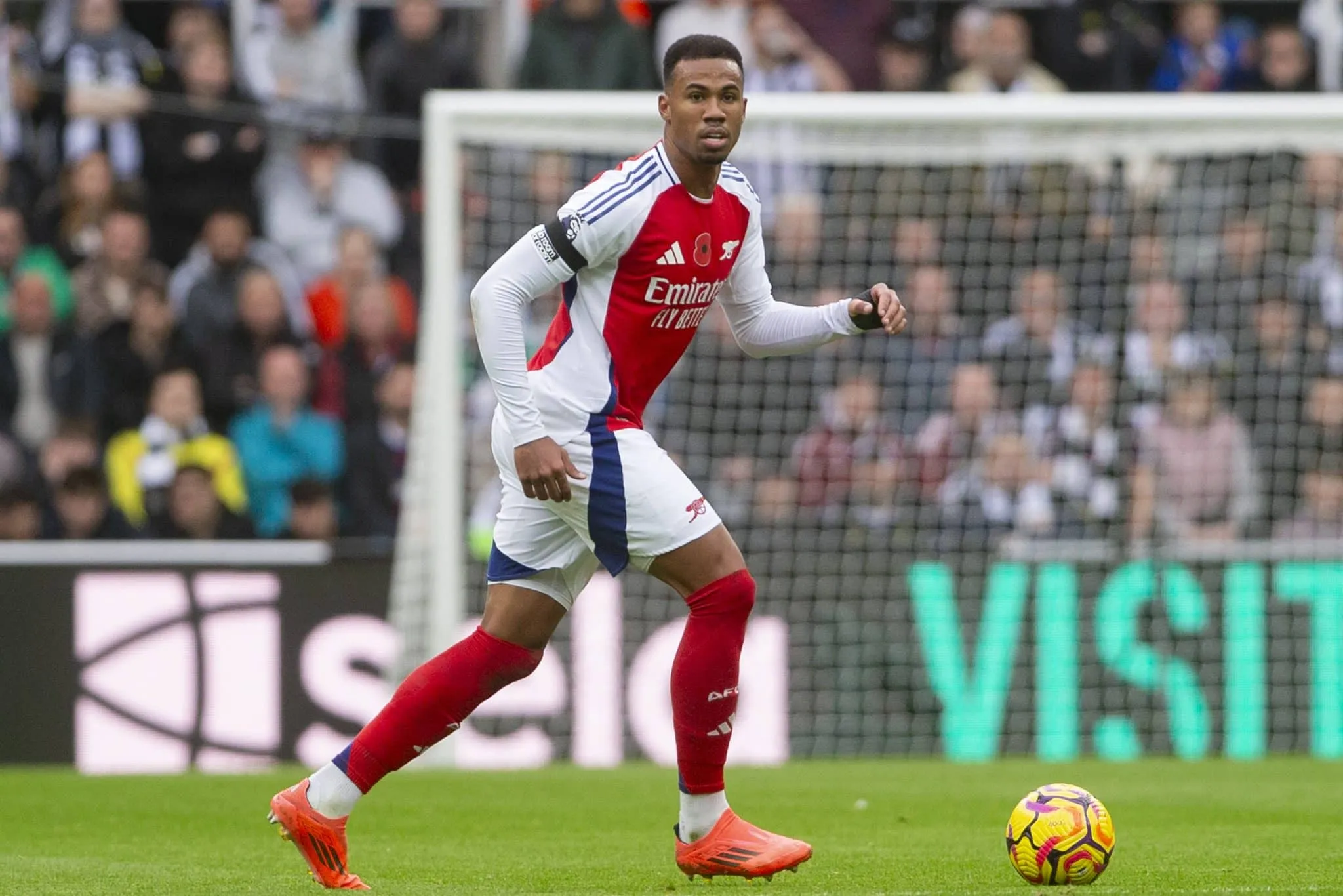 &lsquo;Que falha&rsquo;: Gabriel Magalh&atilde;es &eacute; alvo de cr&iacute;ticas em mais uma derrota do Arsenal