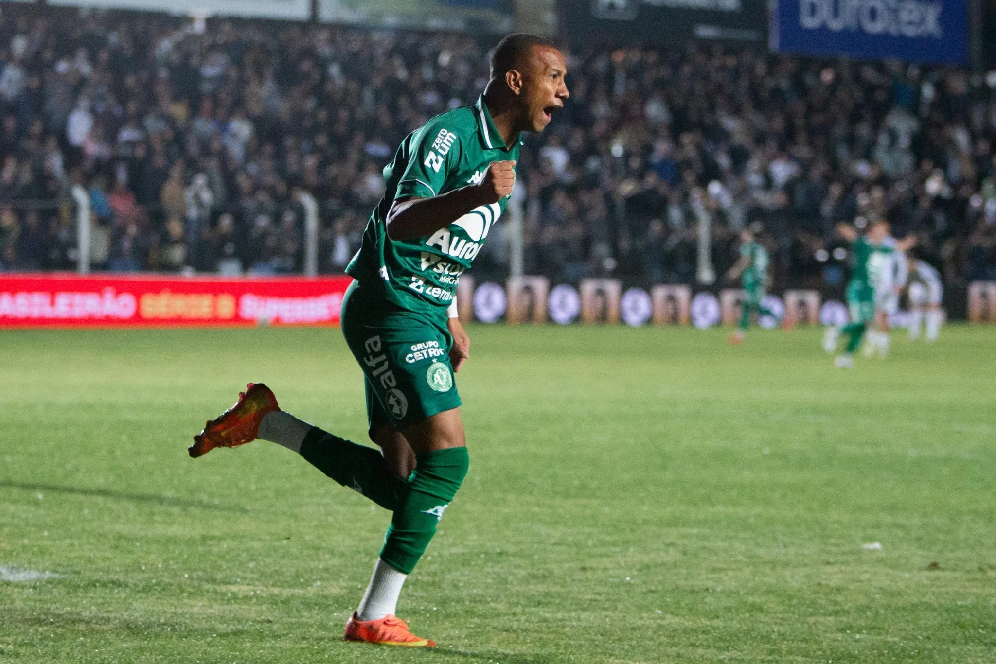 Italo Vargas comemora gol marcado pela Chapecoense na S&eacute;rie B 2025