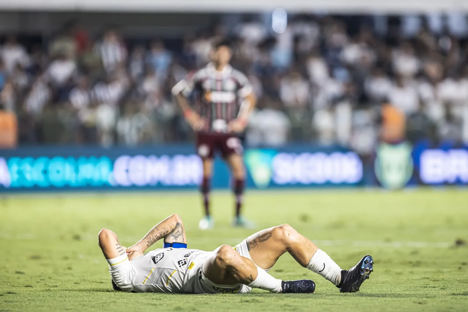 Ao entrar na roda para o Fluminense, Santos atinge a marca de 10 derrotas vexat&oacute;rias no ano
