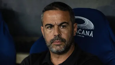 Artur Jorge evita falar em arbitragem e aponta erros do Botafogo em empate com Gr&ecirc;mio
