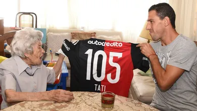 Maxi Rodr&iacute;guez fez a alegria de uma torcedora do Newell&rsquo;s em seu anivers&aacute;rio de 105 anos
