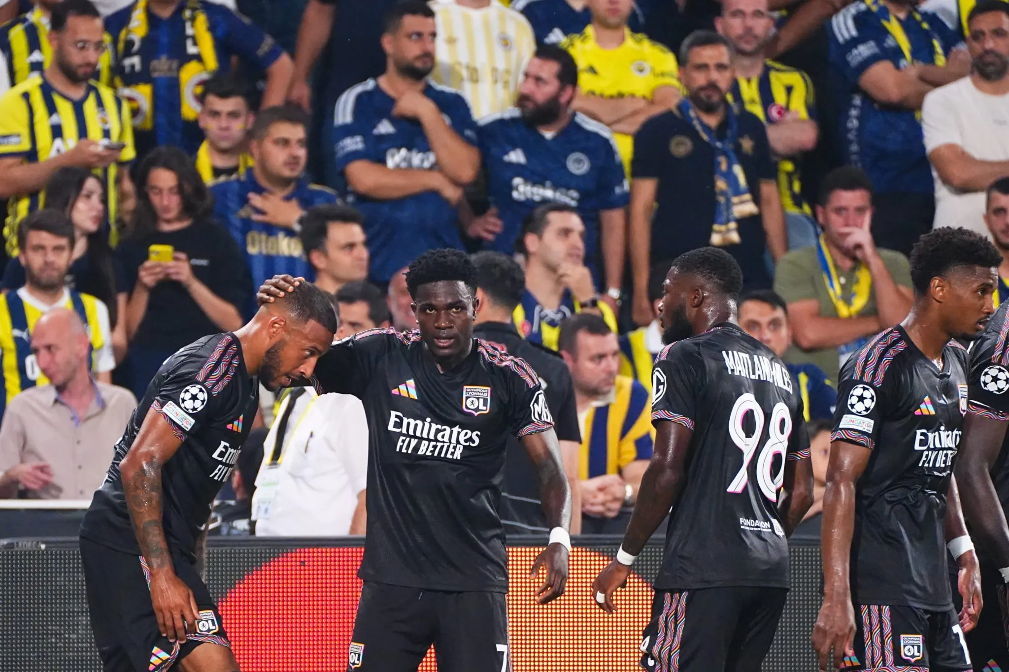 Jogadores do Lyon celebram gol