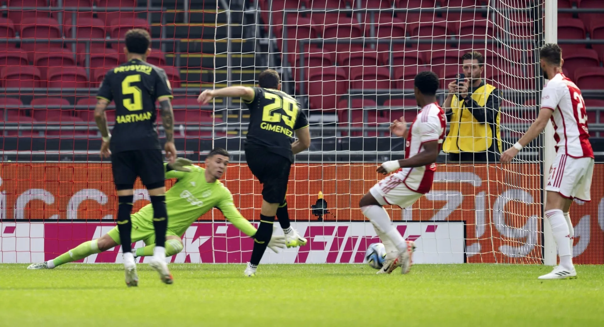 Ainda coube mais um gol do Feyenoord na retomada do baile contra o Ajax