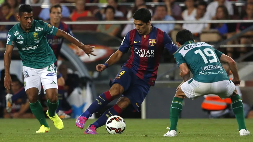 Su&aacute;rez, em suas primeiras a&ccedil;&otilde;es pelo Barcelona (AP Photo/Emilio Morenatti)