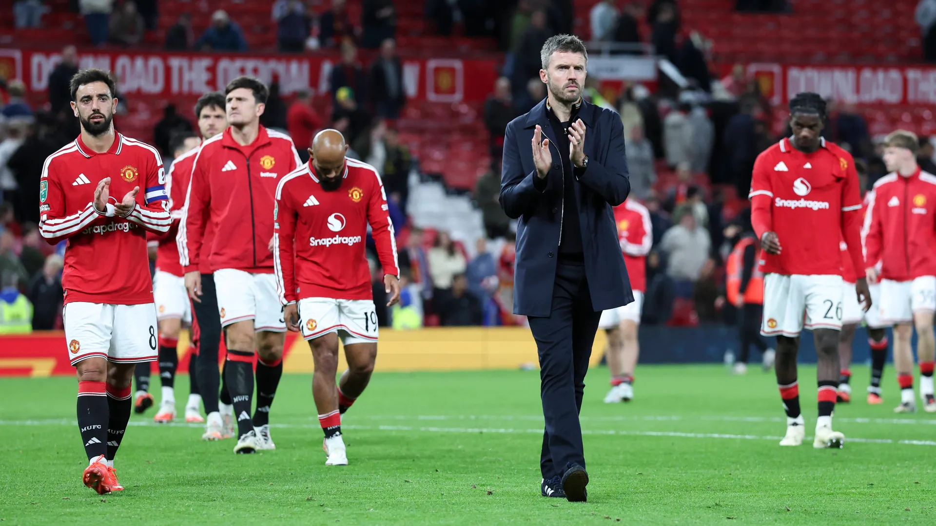 Michael Carrick, técnico do Manchester United, e Bruno Fernandes (8) cumprimentam os torcedores após a partida da Copa da Liga entre Manchester United e Brighton & Hove Albion, em Old Trafford, em Manchester, na Inglaterra, em 16 de setembro de 2026.