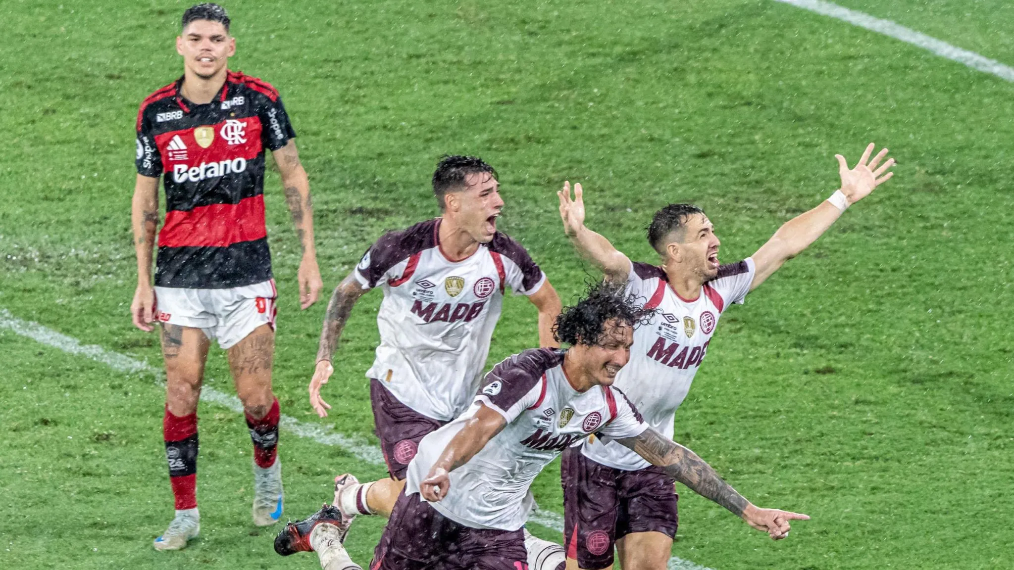 Ayrton Lucas lamenta enquanto jogadores do Lan&uacute;s comemoram (Cr&eacute;dito: Maga Jr/Ag&ecirc;ncia F8/Gazeta Press)