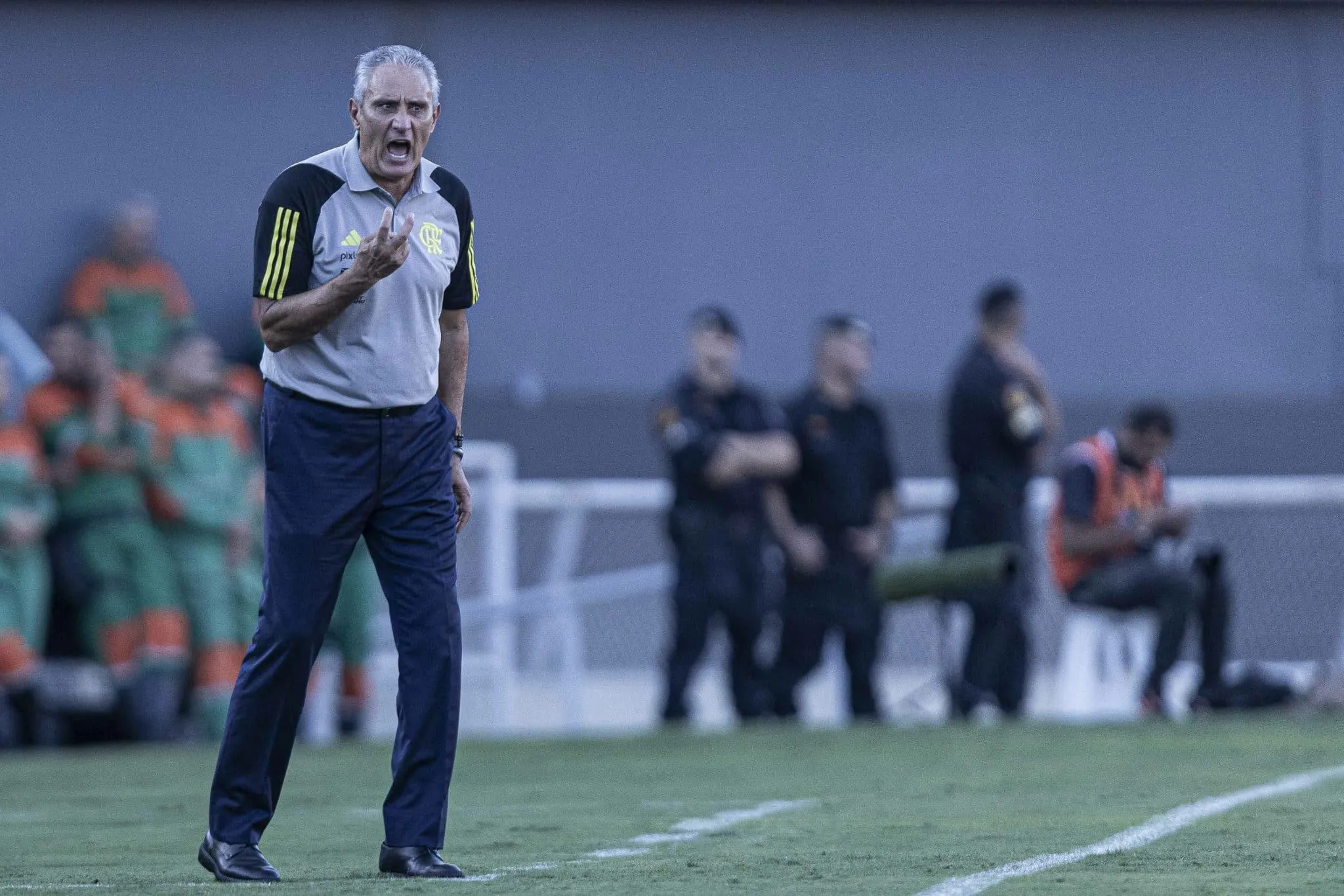 Tite tem uma boa e uma m&aacute; not&iacute;cia nas laterais do Flamengo