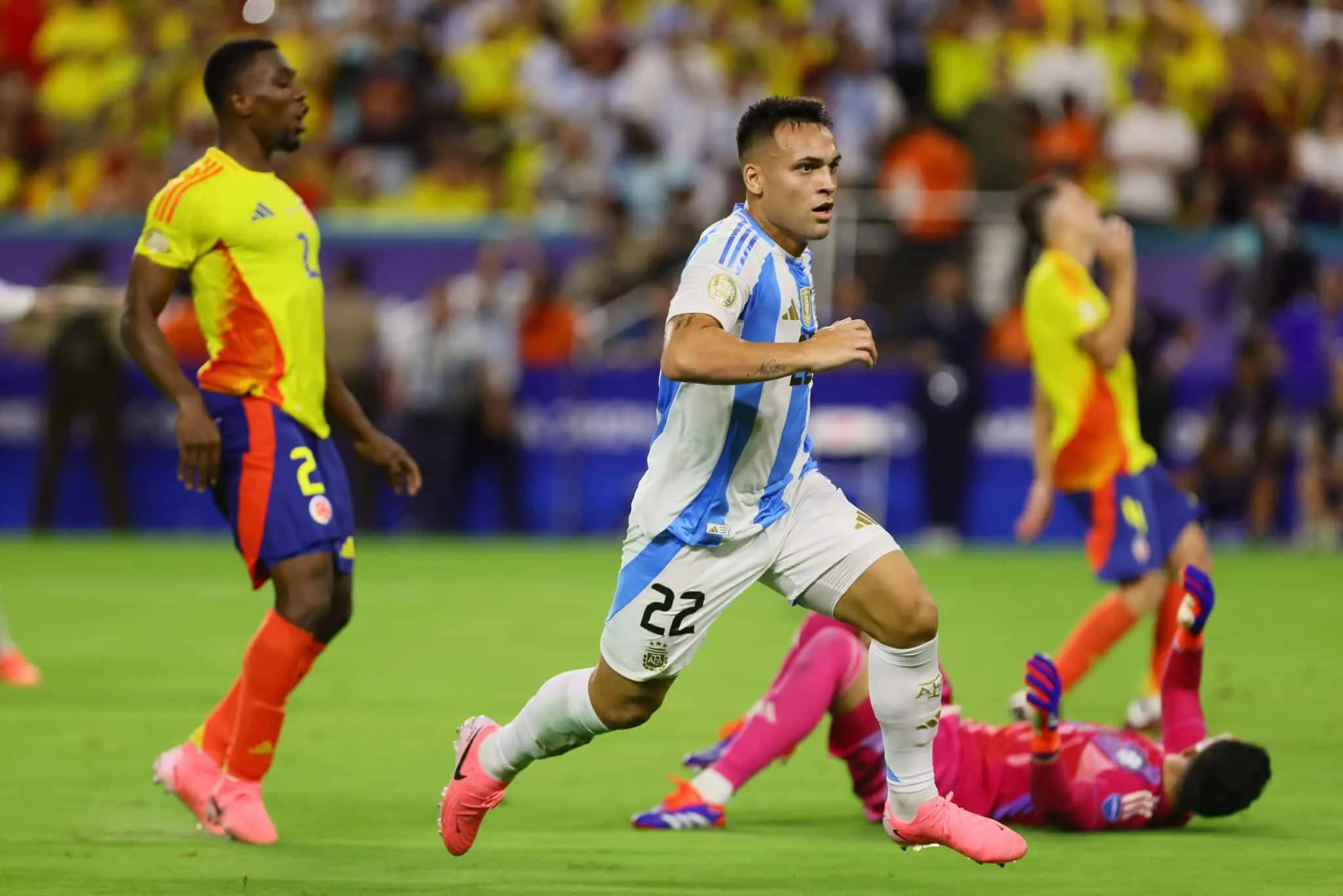 Lautaro salva Messi e Di Mar&iacute;a em mais um t&iacute;tulo da Argentina