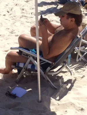 Arnaldo Tirone, ent&atilde;o presidente do Palmeiras, foi &agrave; praia um dia depois do rebaixamento do clube, em 2012: de fato, a heran&ccedil;a de Nobre n&atilde;o era simples (Reprodu&ccedil;&atilde;o/Veja.com)