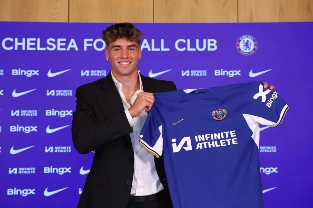 Chelsea anuncia jovem do Barcelona por pechincha e abre espa&ccedil;o para Vitor Roque
