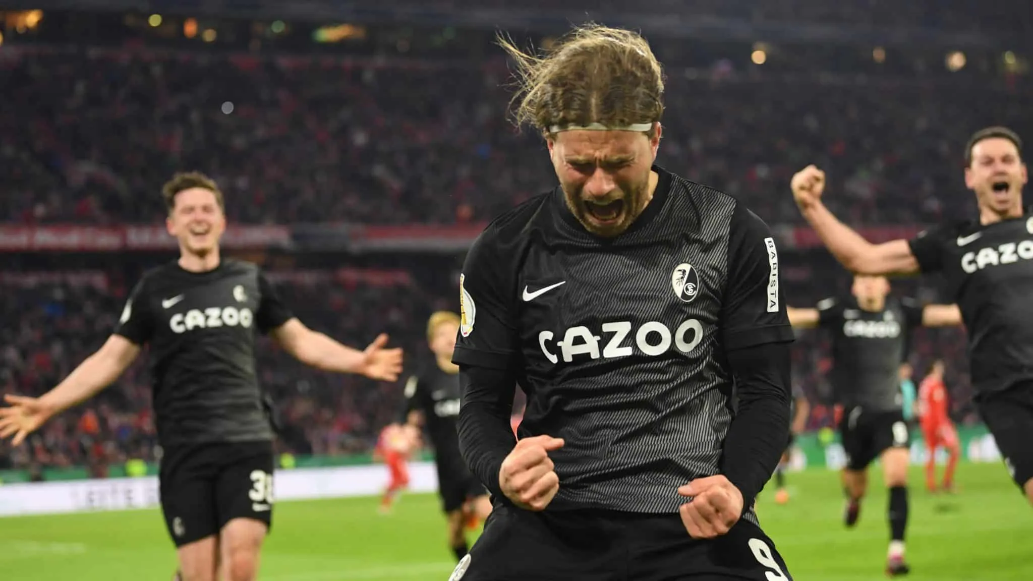 Com um p&ecirc;nalti no &uacute;ltimo minuto, Freiburg derruba o Bayern de Munique na Allianz Arena