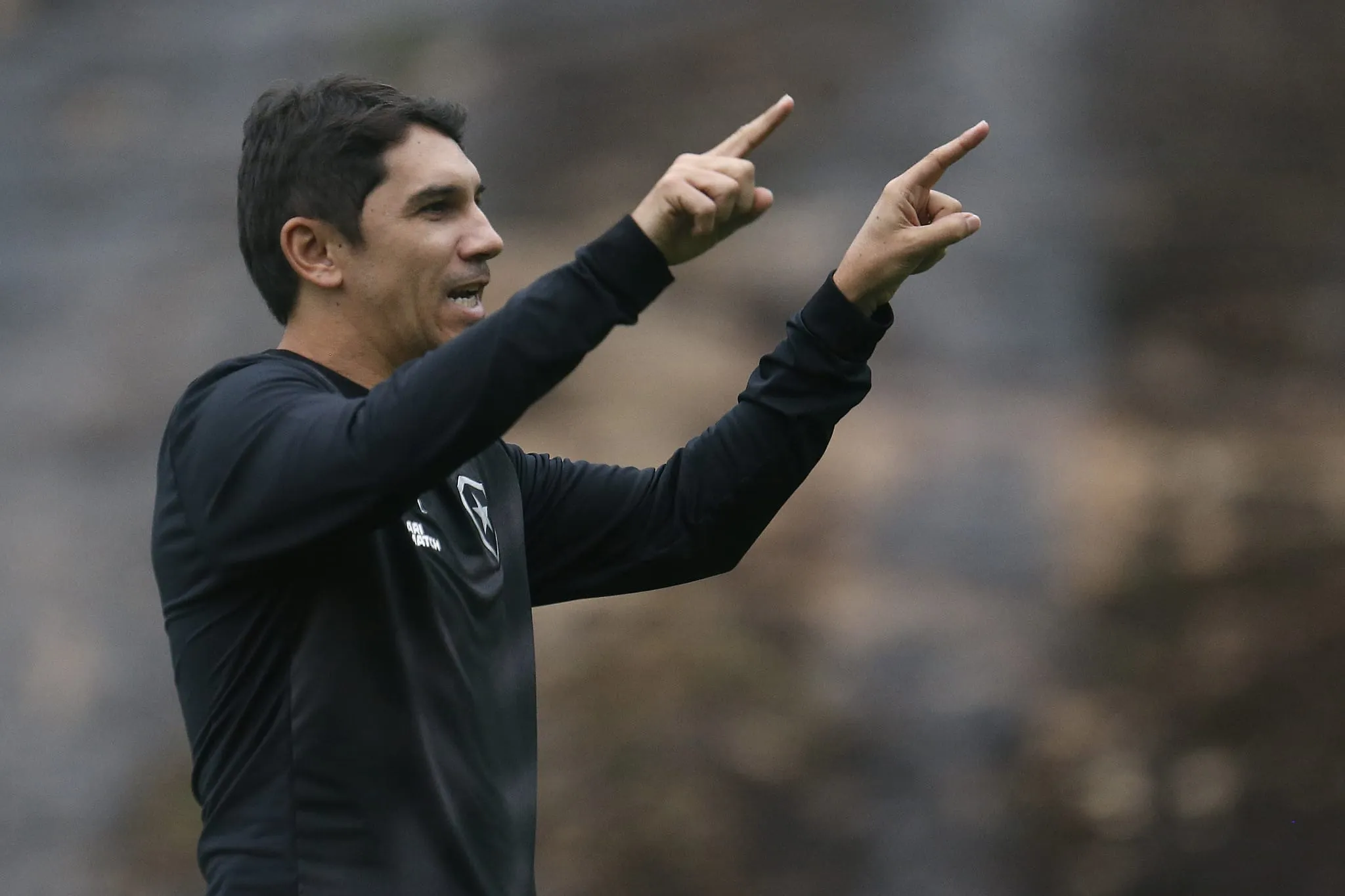 Menos trocas, mais repeti&ccedil;&atilde;o: como L&uacute;cio Fl&aacute;vio deve comandar o Botafogo at&eacute; o fim do Brasileiro