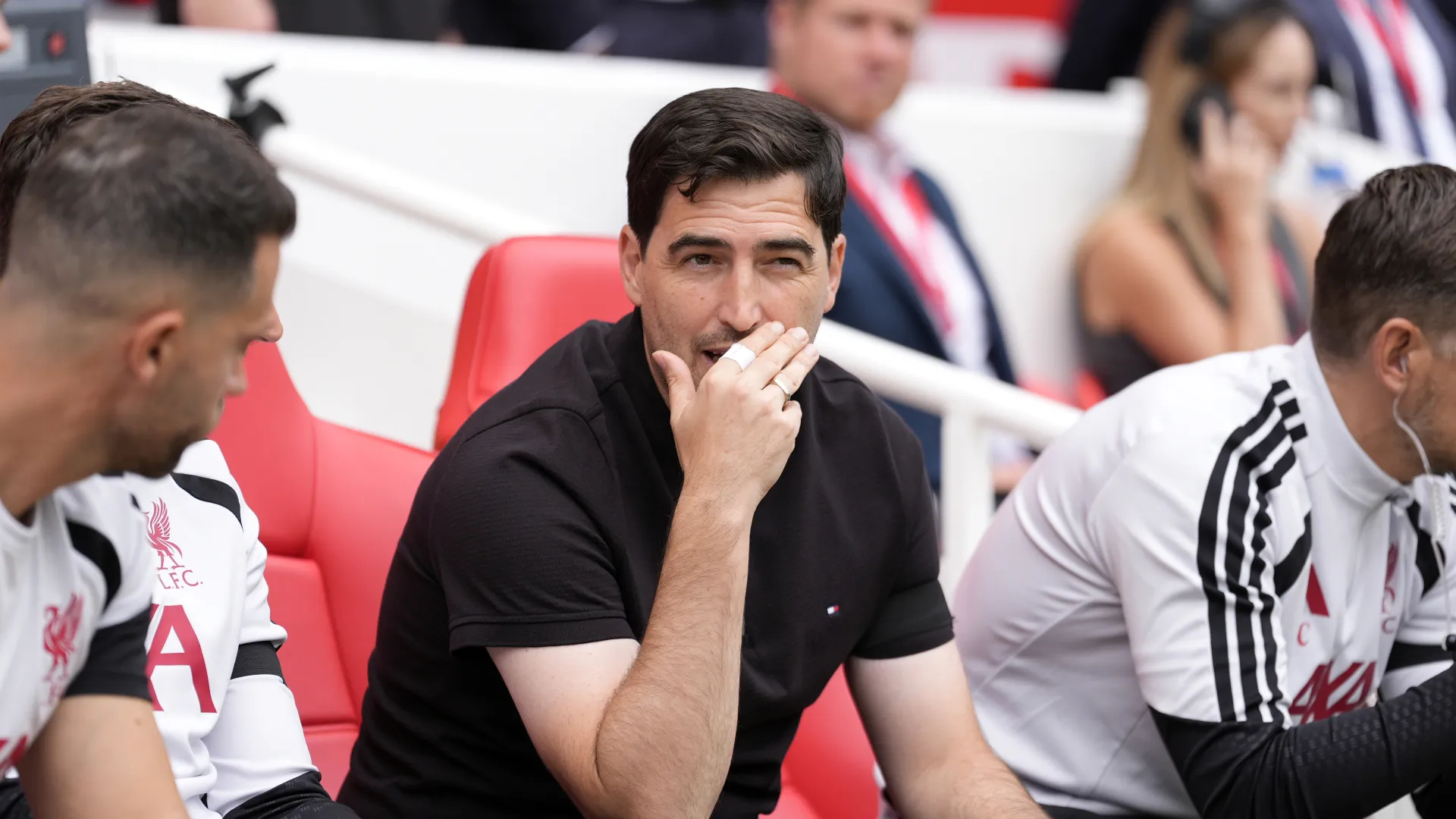 Liverpool: Sa&iacute;da de meia para a Inter pode deixar Iraola sem op&ccedil;&otilde;es antes da temporada