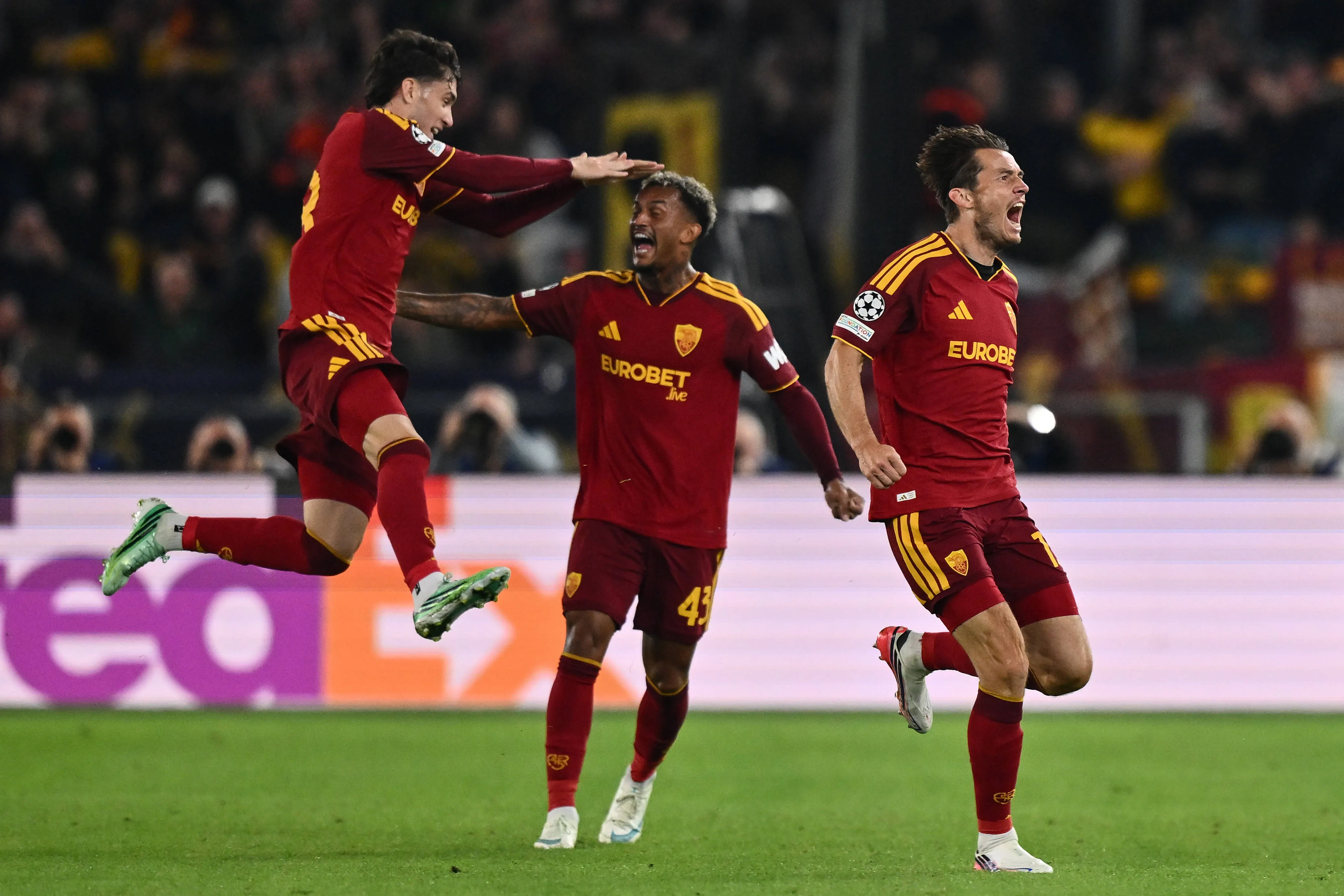 Roma celebra gol de De Roon