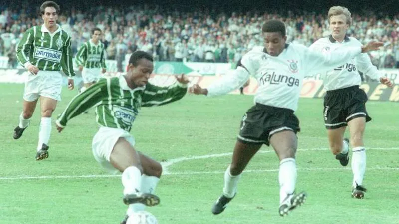 FUTEBOL - HIST&Oacute;RIA DO PALMEIRAS - ESPORTES - ACERVO - Os jogadores Edmundo(E) e Ed&iacute;lson(com a bola); Ricardo(o segundo da esquerda para a direita) e Henrique, do Corinthians, durante partida v&aacute;lida pela final do Campeonato Paulista de 1993 - Est&aacute;dio C&iacute;cero Pompeu de Toledo(Morumbi) - S&atilde;o Paulo - SP - Brasil - 12/06/1993 - Foto: Acervo/Gazeta Press