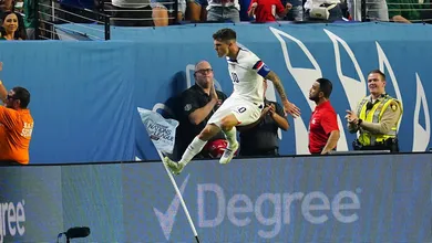 Os EUA atropelaram o M&eacute;xico num jogo cheio de confus&otilde;es e enfrentar&atilde;o o Canad&aacute; na decis&atilde;o da Nations