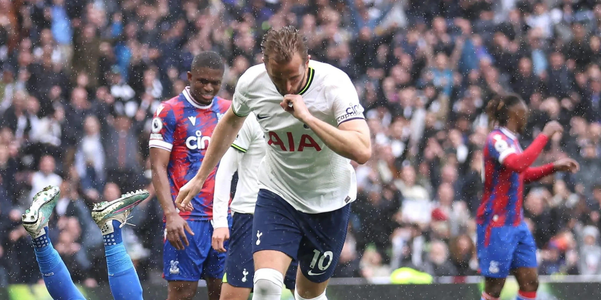 Kane deixa Rooney para tr&aacute;s na lista dos maiores artilheiros da Premier League