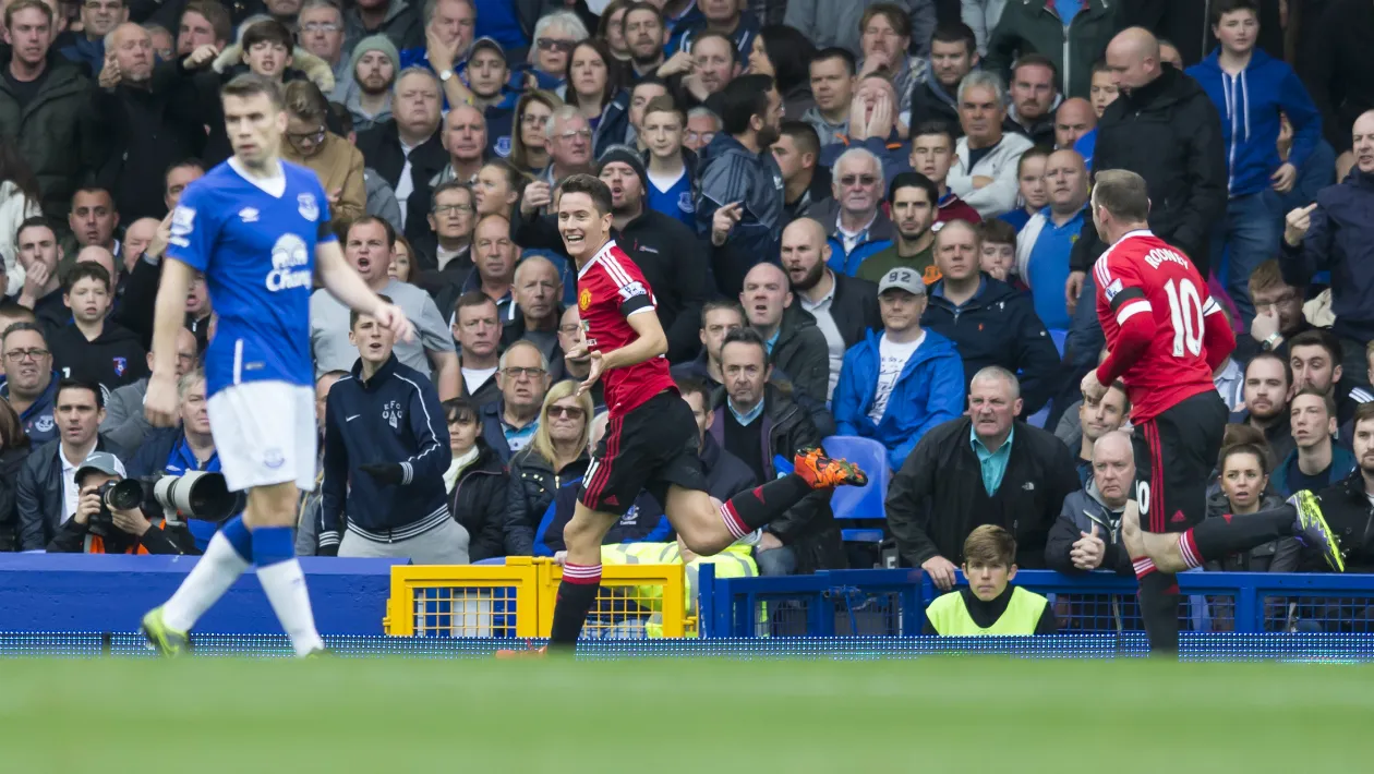 Manchester United aproveitou os vacilos do Everton para expulsar fantasma no Goodison Park