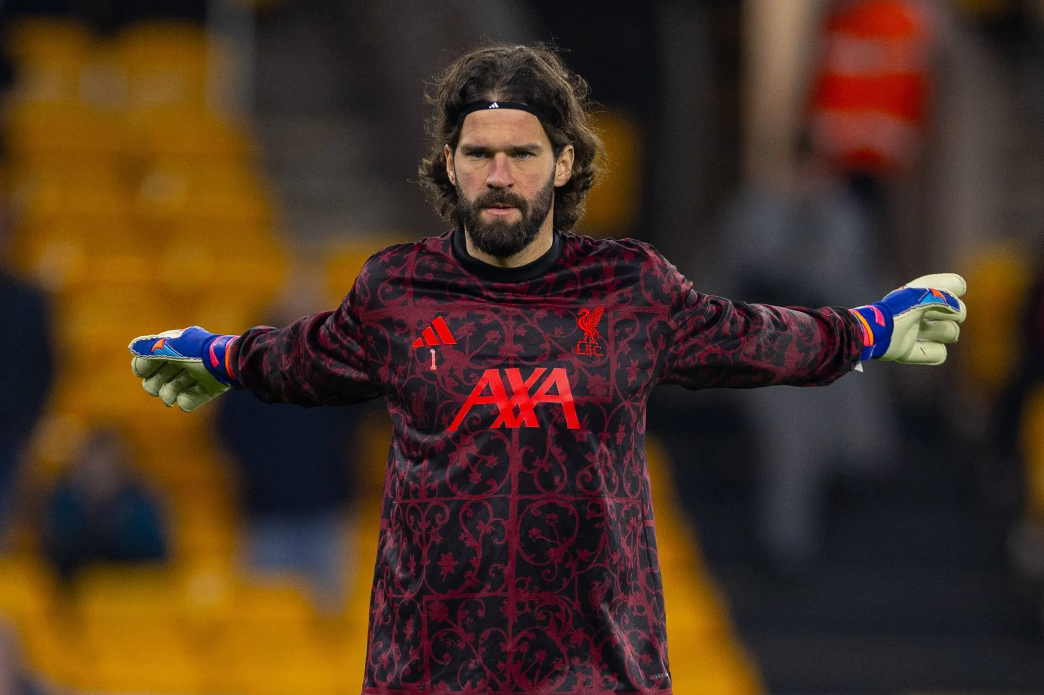 Alisson durante aquecimento do Liverpool