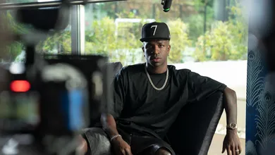 Ancelotti, bastidores e racismo: Assistimos ao document&aacute;rio de Vini Jr na Netflix