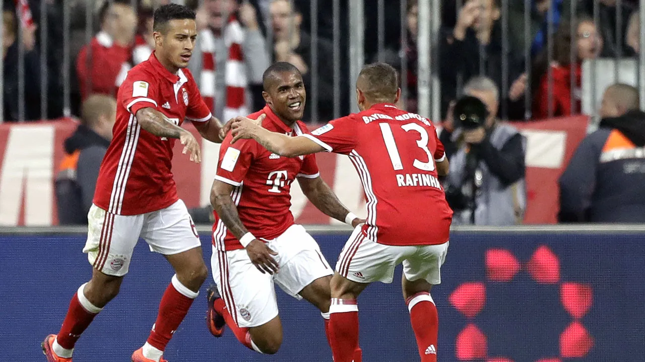 Recuperado de les&atilde;o, Douglas Costa voltou ao time titular do Bayern com gol