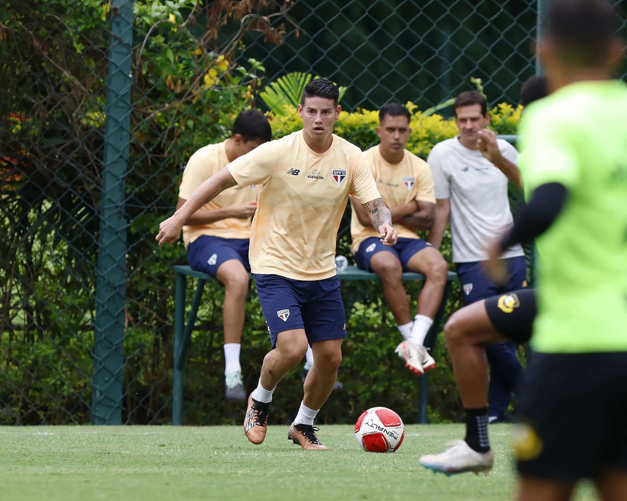 S&atilde;o Paulo espera contar com James na Supercopa, mas Carpini deve repetir time ideal (sem ele)