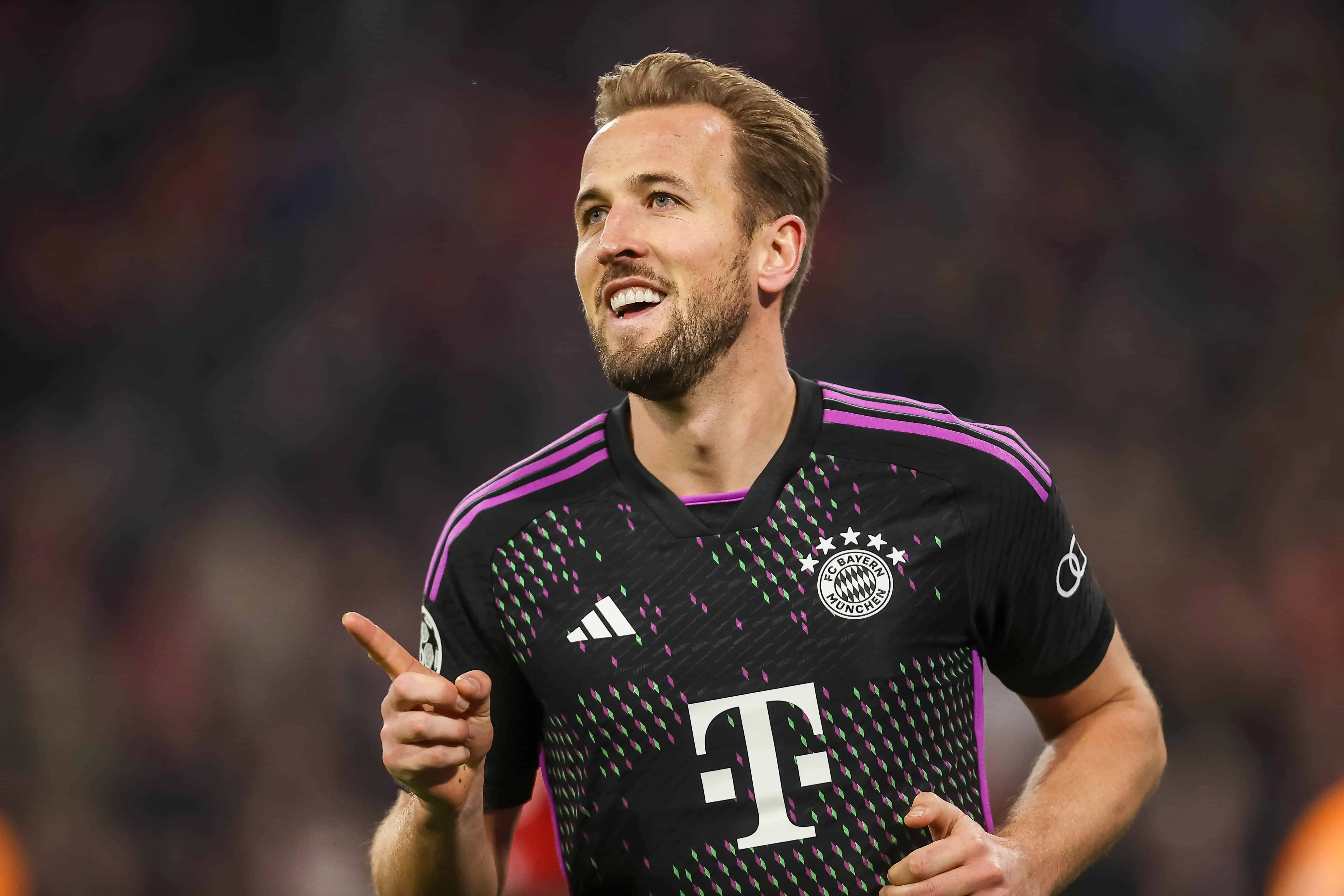 Kane, sempre ele, crava dois para confirmar o Bayern, sempre eles, nas oitavas da Champions