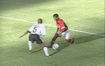 H&aacute; 20 anos, Rom&aacute;rio fez o &ldquo;gol-com-el&aacute;stico-no-Amaral&rdquo;. E muito mais