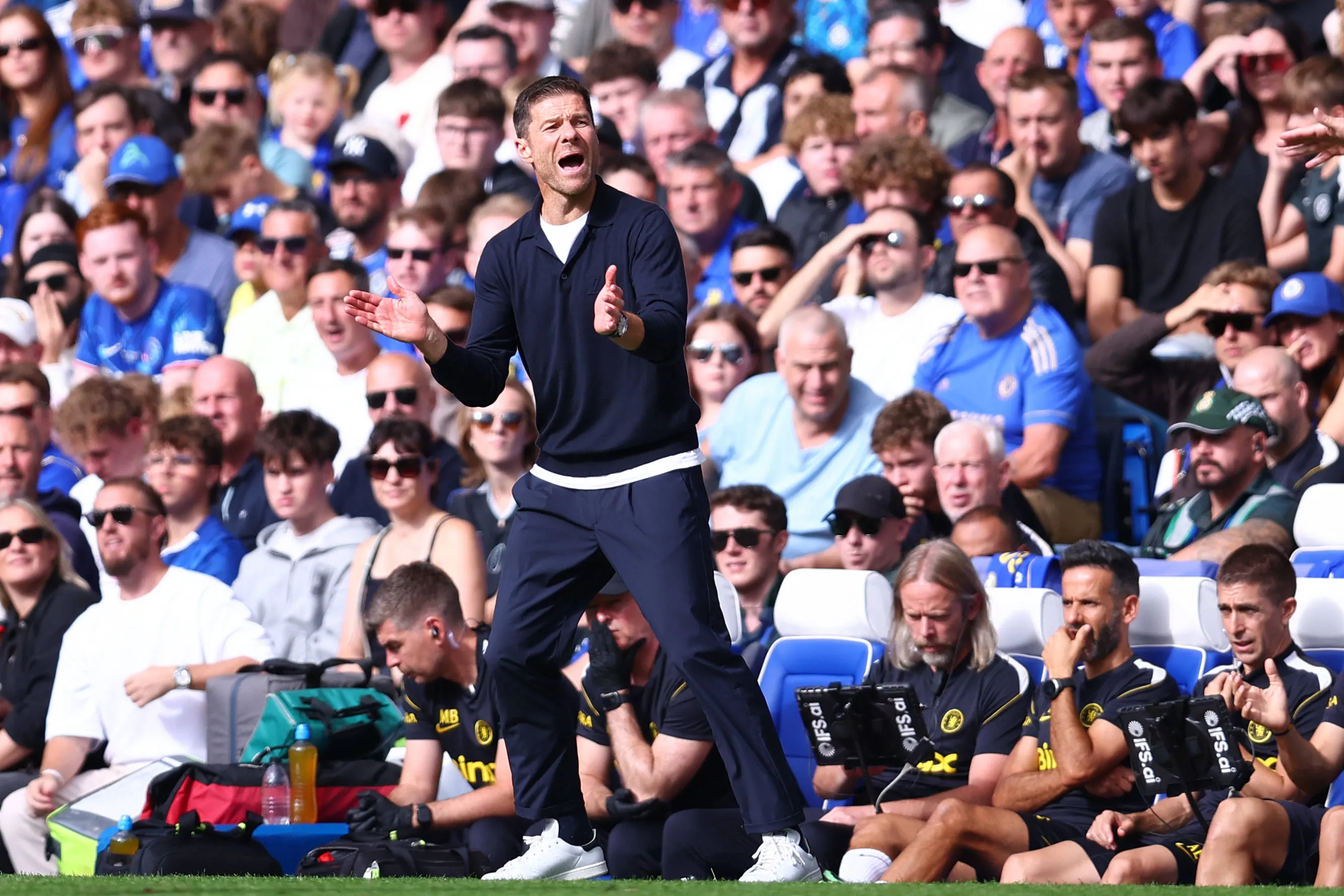 Xabi Alonso na &aacute;rea t&eacute;cnica durante jogo do Chelsea em Stamford Bridge