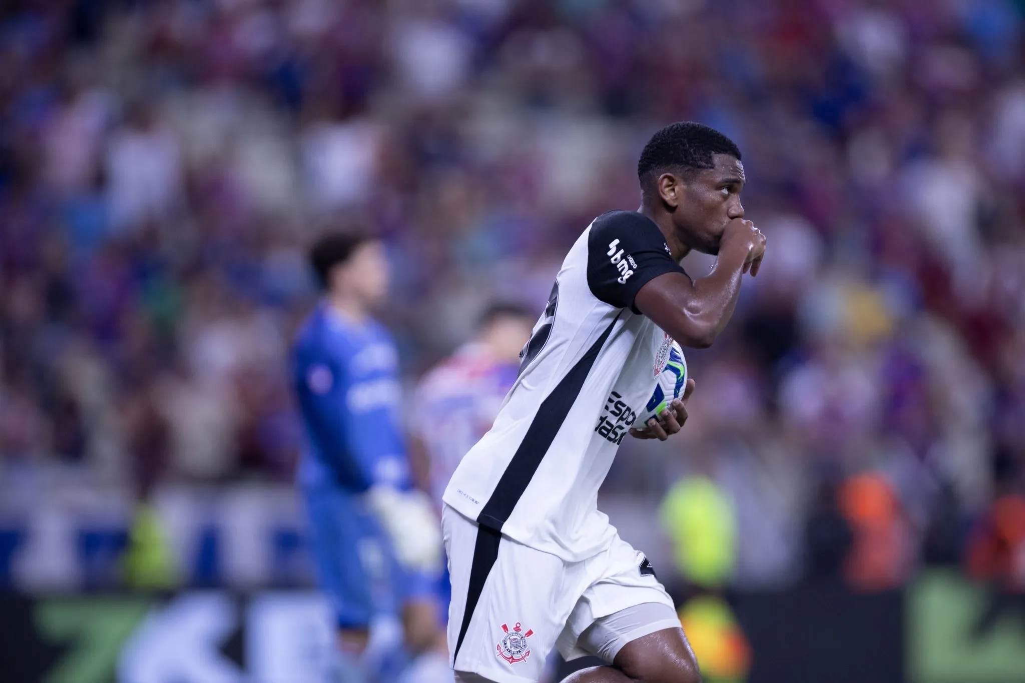 Andr&eacute; Luiz comemora gol pelo Corinthians