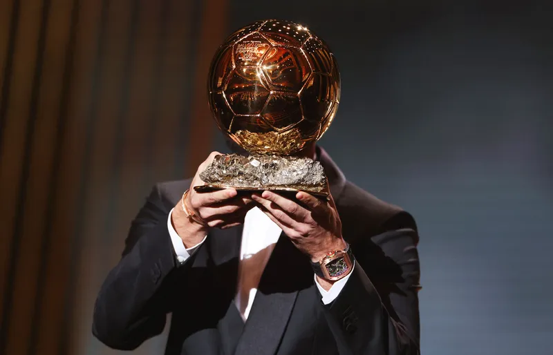 Karim Benzeam segura o pr&ecirc;mio Bola de Ouro, em 2022. Foto: Icon Sport