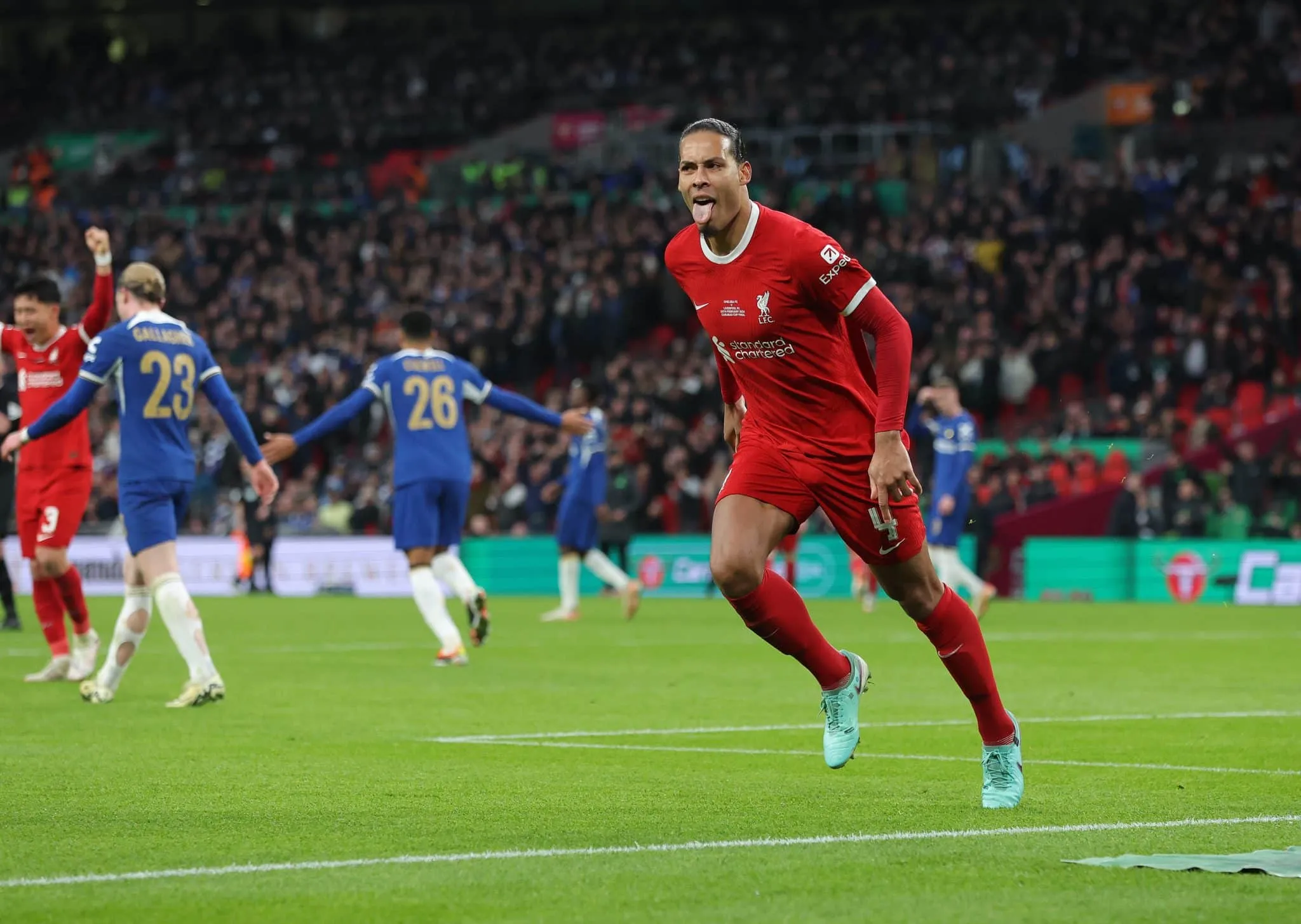 De cabe&ccedil;a e no apagar das luzes, Van Dijk mata o Chelsea e Liverpool &eacute; campe&atilde;o da Copa da Liga Inglesa