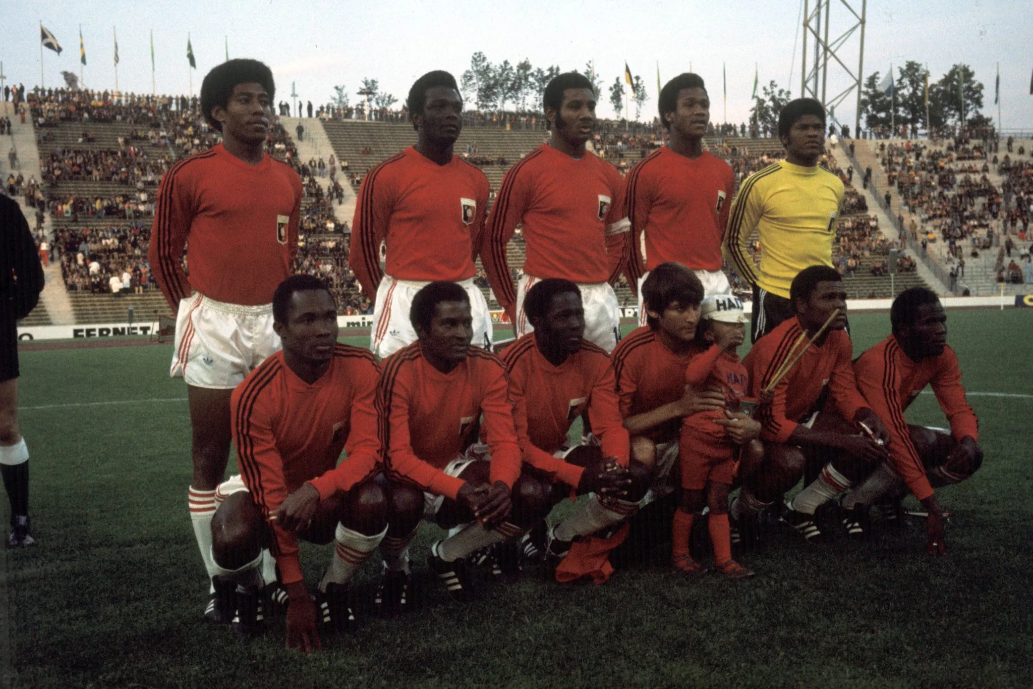 A sele&ccedil;&atilde;o do Haiti perfilada para jogo da Copa do Mundo de 1974